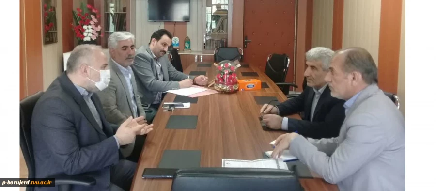 نشست صمیمانه رئیس محترم آموزشکده با آقای دکتر محمودی معاون محترم آموزش و پژوهش  و آقای عارف نیا مسئول محترم دوره های ضمن خدمت اداره کل آموزش و پرورش استان لرستان در راستای اجرای بند های تفاهم نامه مشترک و بررسی ابعاد مختلف برگزاری دوره های ضمن خدمت ، بدو 